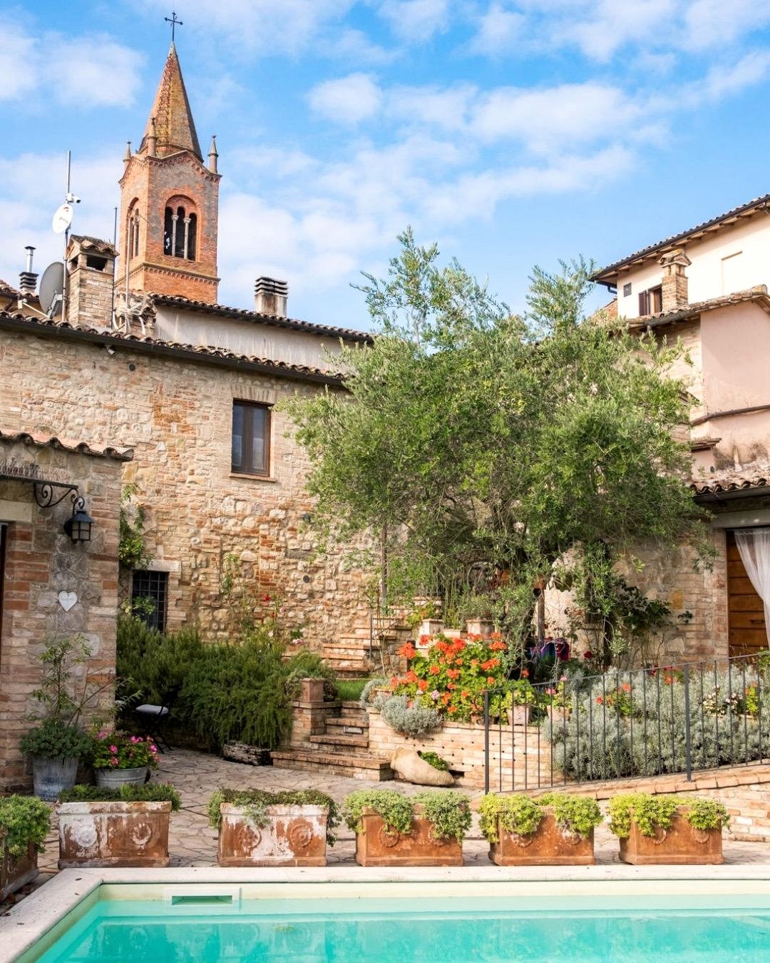 Corte comune con giardino e piscina di BorgoCuore